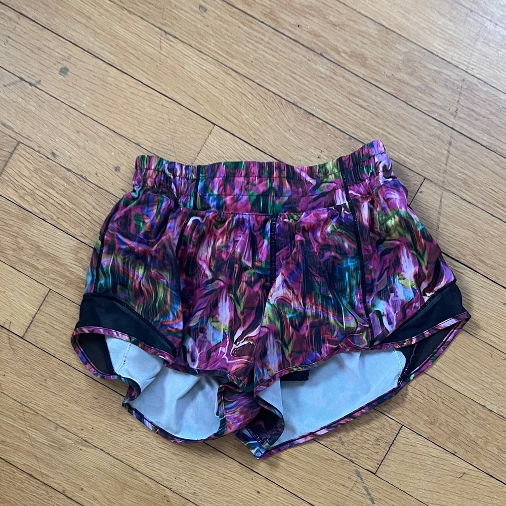 Lululemon Hotty Hot Shorts 2.5 Inch Size 4 Hyper Pink Flow Multi Black